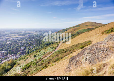 Vista del Worcestershire Beacon da North Hill con il tratto di contorno Foto Stock