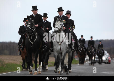 Pasqua piloti partecipare alla Pasqua cerimoniale corteo equestre nel villaggio Lusatian di Crostwitz vicino a Bautzen, Alta Lusazia sassone, Germania. Foto Stock