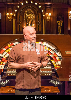 Kyle Irwin, curatore e Master tecnico presso la collezione Nethercutt in Sylmar, California sorge di fronte Theatre Organ. Foto Stock