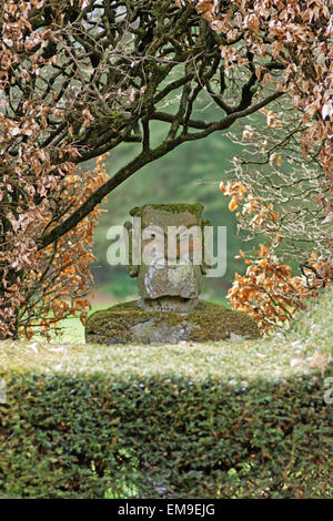 Statua in impostazioni di giardino Foto Stock