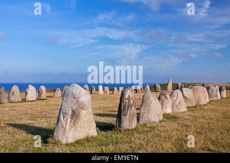 Ale pietre del / Ales stenar, pietra megalitico monumento ovale in rappresentanza di nave di pietra vicino a Kåseberga, Skane, Svezia Foto Stock