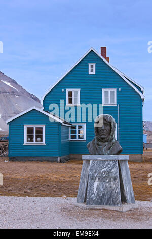 Statua di Roald Amundsen, norvegese explorer, nel remoto villaggio di Ny Alesund, Svalbard, Norvegia Foto Stock