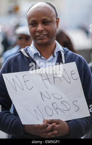 Londra, Regno Unito. Il 17 aprile 2015. Etiopi che vivono a Londra si riuniscono al di fuori del Sud Africa ambasciata a Trafalgar Square per protestare contro la violenza xenofoba si svolgerà in Sud Africa. Secondo i contestatori, Zulu persone hanno detto che gli stranieri, compresi etiopi, deve imballare e lasciare il Sud Africa. Credito: Stephen Chung / Alamy Live News Foto Stock