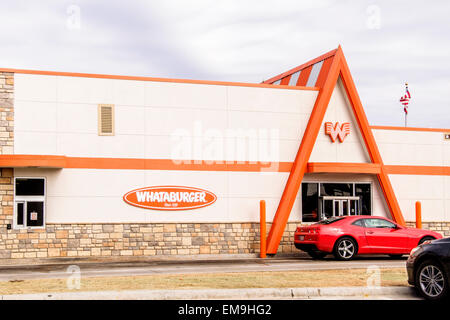 Il fronte esterno di un franchising Whataburger hamburger ristorante. Oklahoma City, Oklahoma, Stati Uniti d'America. Foto Stock