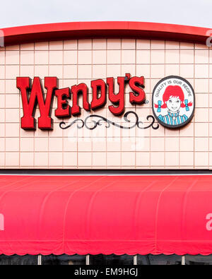 La parte superiore esterna anteriore di un Wendy's hamburger business in Oklahoma City, Oklahoma, Stati Uniti d'America che mostra la Wendy's Sign e il logo. Foto Stock