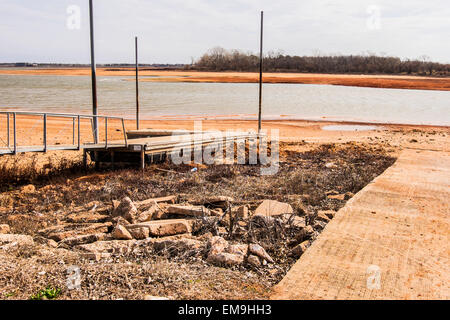 Una barca dock e si appoggia a rampa alto e asciutto lontano dalle acque di fronte alla siccità Lago colpite Hefner, Oklahoma City, Oklahoma, Stati Uniti d'America. Foto Stock