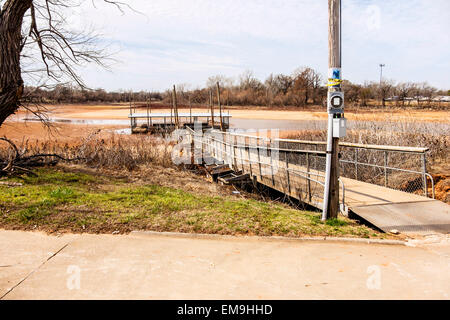 Un dock di pesca è a filamento di sinistra nel fango e acqua bassa in colpite dalla siccità Lago Hefner, Oklahoma City, Oklahoma dell'acqua municipale. Stati Uniti d'America. Foto Stock