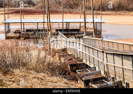 Un dock di pesca è a filamento di sinistra nel fango e acqua bassa in colpite dalla siccità Lago Hefner, Oklahoma City, Oklahoma dell'acqua municipale. Stati Uniti d'America. Foto Stock