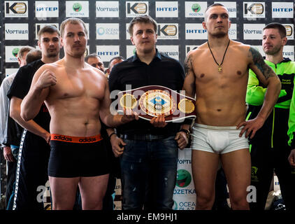 L'Ucraina. Il 17 aprile, 2015. World Heavyweight Boxing champion, campione olimpico Aleksandr Usyk - Ucraina al funzionario pesare-in avanti la lotta contro Andrei Knyazev. Campione per la WBO heavyweight Usyk Alexander (6 vittorie, 6 - KO). Alexander Usyk addestrati da K2 appartenenti ai fratelli Klitschko. Credito: Igor Golovnov/Alamy Live News Foto Stock