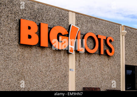 Il segno sulla parte anteriore di un edificio in mattoni di BigLots nella città di Oklahoma, Oklahoma, Stati Uniti d'America. Foto Stock