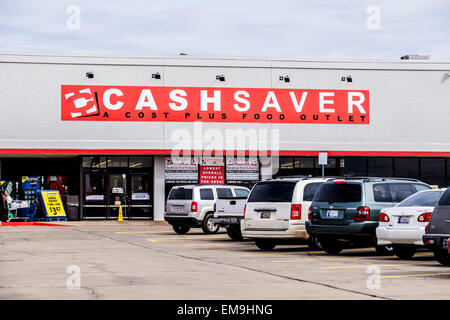 Una patria mercato alimentare si è trasformato in un Cashsaver mercato alimentare. I clienti possono pagare spese di oggetto più dieci per cento. Oklahoma City, Oklahoma, Stati Uniti d'America. Foto Stock