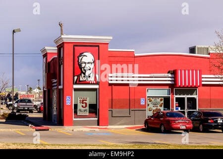 La parte esterna di un KFC, Kentucky Fried Chicken, edificio nella città di Oklahoma, Oklahoma, Stati Uniti d'America. Foto Stock