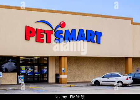 La parte anteriore esterna di un business Petsmart spaccio di merce al dettaglio per animali domestici. Oklahoma City, Oklahoma, Stati Uniti d'America. Foto Stock