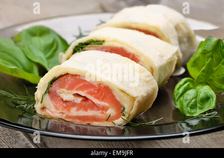 Salmone rotoli lavash con formaggio ed erbe, vista ravvicinata Foto Stock