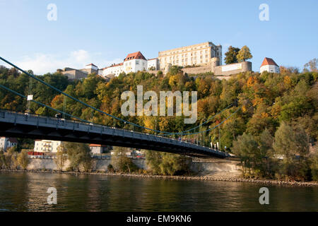 Prinzregent Luitpold ponte sopra il fiume Danubio e la Veste Oberhaus Fortezza, Passau, Baviera, Germania Foto Stock