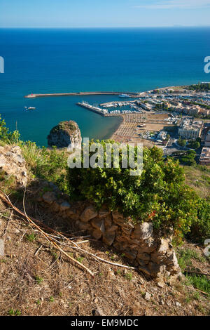 Terracina,vista verso il porto dal tempio di Giove Anxur, sul lato sinistro della parte superiore del Pisco Montano rock, Lazio, Italia Foto Stock