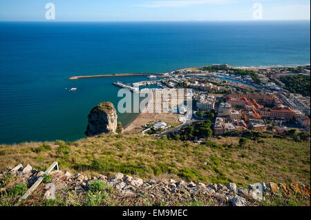 Terracina,vista verso il porto dal tempio di Giove Anxur, sul lato sinistro della parte superiore del Pisco Montano rock, Lazio, Italia Foto Stock