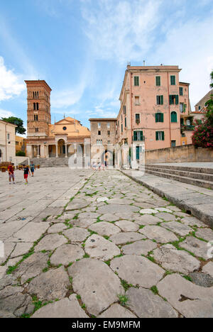 Terracina, piazza Municipio, il pavimento dell'antica Via Appia e il Duomo (San Cesareo Chiesa) in background, Lazio, Italia Foto Stock