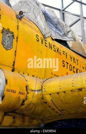 Decadendo vecchio aereo vintage presso l'Imperial War Museum Duxford Foto Stock