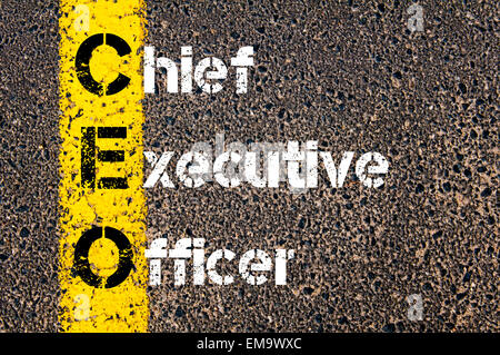 Acronimo di Business CEO - chief executive officer. Vernice gialla linea sulla strada contro lo sfondo di asfalto. Immagine concettuale Foto Stock