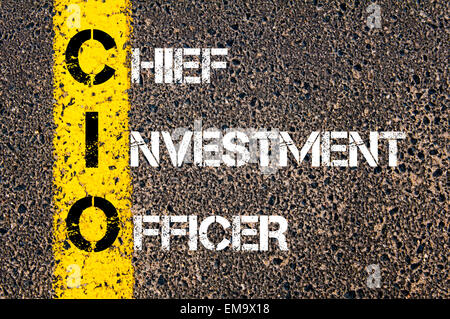 Acronimo di Business CIO - Chief Investment Officer. Vernice gialla linea sulla strada contro lo sfondo di asfalto. Immagine concettuale Foto Stock