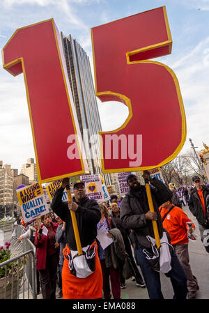 New York, Stati Uniti d'America. Il 15 aprile, 2015. Migliaia di membri dell'Unione hanno aderito il Fast Food dei lavoratori in un marzo da Columbus Circle per 42nd Street in Times Square, chiedendo per il salario minimo per essere sollevato per $15 un ora e il diritto per il Fast Food ai lavoratori di unionize. I lavoratori sono attualmente pagato circa $8.75 all'ora. ©Stacy Rosenstock Walsh/Alamy Foto Stock