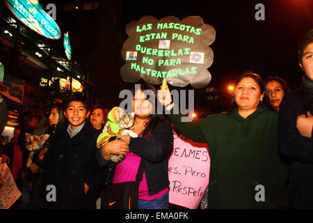 La Paz, Bolivia, 17 aprile 2015. I diritti degli animali gli attivisti marzo per chiedere al governo di approvare le leggi che proteggono gli animali da abuso e la tratta di esseri umani e di aumentare le pene per coloro che sono giudicati colpevoli di crudeltà verso gli animali. Credito: James Brunker / Alamy Live News Foto Stock