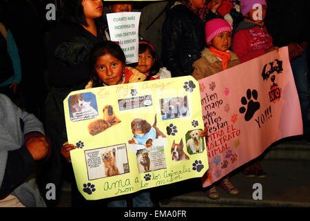 La Paz, Bolivia, 17 aprile 2015. I bambini tenere cartelloni durante un marzo da diritti degli animali gli attivisti per chiedere al governo di approvare le leggi che proteggono gli animali da abuso e la tratta di esseri umani e di aumentare le pene per coloro che sono giudicati colpevoli di crudeltà verso gli animali. Credito: James Brunker / Alamy Live News Foto Stock