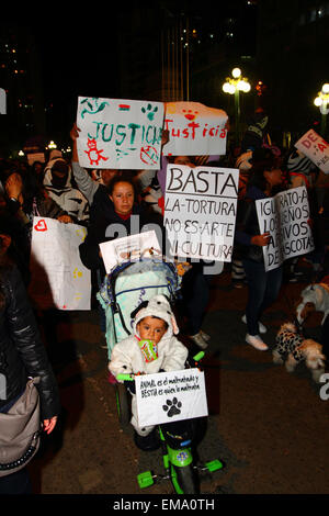 La Paz, Bolivia, 17 aprile 2015. I diritti degli animali gli attivisti marzo per chiedere al governo di approvare le leggi che proteggono gli animali da abuso e la tratta di esseri umani e di aumentare le pene per coloro che sono giudicati colpevoli di crudeltà verso gli animali. Credito: James Brunker / Alamy Live News Foto Stock