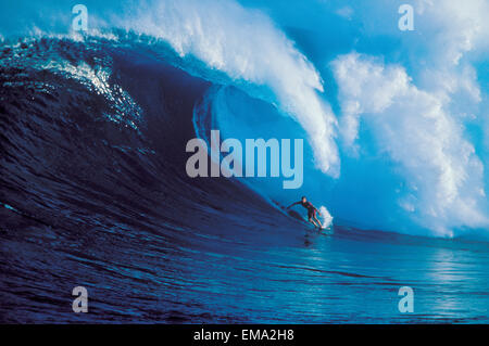 Hawaii Maui North Shore, Buzzy Curbox Surf enorme ondata di schiantarsi dietro Peahi Aka ganasce Foto Stock