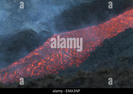 La lava scorre nel canale Foto Stock