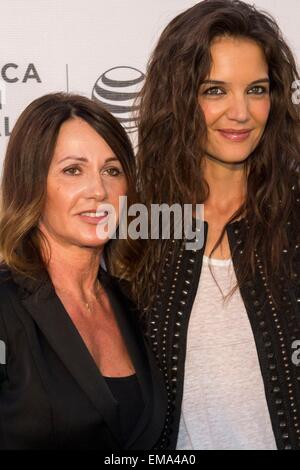 New York, NY, STATI UNITI D'AMERICA. Xvii Apr, 2015. Nadia Comaneci, Katie Holmes presso gli arrivi per cortocircuiti Programma: essere se stessi lo screening a Tribeca Film Festival 2015, Regal Battery Park Stadium 11, New York, NY Aprile 17, 2015. Credito: Patrick Cashin/Everett raccolta/Alamy Live News Foto Stock