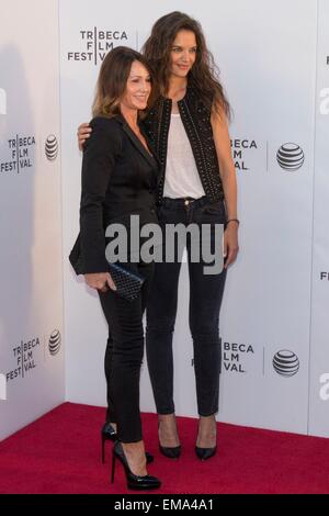 New York, NY, STATI UNITI D'AMERICA. Xvii Apr, 2015. Nadia Comaneci, Katie Holmes presso gli arrivi per cortocircuiti Programma: essere se stessi lo screening a Tribeca Film Festival 2015, Regal Battery Park Stadium 11, New York, NY Aprile 17, 2015. Credito: Patrick Cashin/Everett raccolta/Alamy Live News Foto Stock