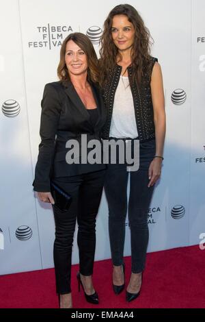 New York, NY, STATI UNITI D'AMERICA. Xvii Apr, 2015. Nadia Comaneci, Katie Holmes presso gli arrivi per cortocircuiti Programma: essere se stessi lo screening a Tribeca Film Festival 2015, Regal Battery Park Stadium 11, New York, NY Aprile 17, 2015. Credito: Patrick Cashin/Everett raccolta/Alamy Live News Foto Stock