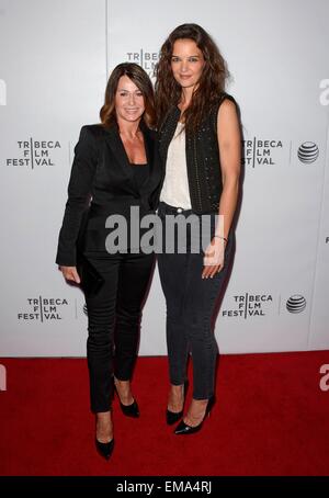 New York, NY, STATI UNITI D'AMERICA. Xvii Apr, 2015. Nadia Comaneci, Katie Holmes presso gli arrivi per cortocircuiti Programma: essere se stessi lo screening a Tribeca Film Festival 2015, Regal Battery Park Stadium 11, New York, NY Aprile 17, 2015. Credito: Derek Storm/Everett raccolta/Alamy Live News Foto Stock