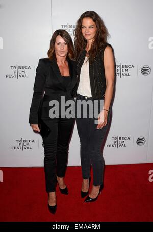 New York, NY, STATI UNITI D'AMERICA. Xvii Apr, 2015. Nadia Comaneci, Katie Holmes presso gli arrivi per cortocircuiti Programma: essere se stessi lo screening a Tribeca Film Festival 2015, Regal Battery Park Stadium 11, New York, NY Aprile 17, 2015. Credito: Derek Storm/Everett raccolta/Alamy Live News Foto Stock