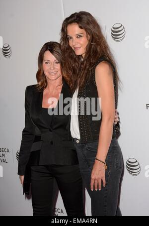 New York, NY, STATI UNITI D'AMERICA. Xvii Apr, 2015. Nadia Comaneci, Katie Holmes presso gli arrivi per cortocircuiti Programma: essere se stessi lo screening a Tribeca Film Festival 2015, Regal Battery Park Stadium 11, New York, NY Aprile 17, 2015. Credito: Derek Storm/Everett raccolta/Alamy Live News Foto Stock