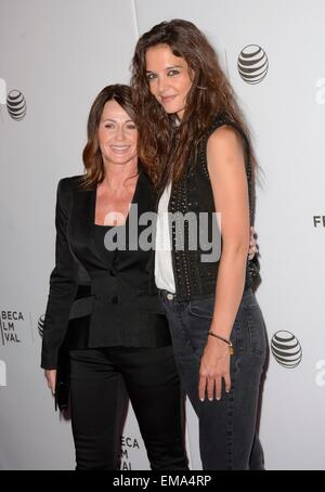 New York, NY, STATI UNITI D'AMERICA. Xvii Apr, 2015. Nadia Comaneci, Katie Holmes presso gli arrivi per cortocircuiti Programma: essere se stessi lo screening a Tribeca Film Festival 2015, Regal Battery Park Stadium 11, New York, NY Aprile 17, 2015. Credito: Derek Storm/Everett raccolta/Alamy Live News Foto Stock