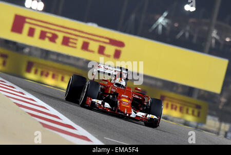 Manama, Bahrain. Xvii Apr, 2015. Driver Ferrari Sebastian Vettel di unità in Germania durante il secondo turno di prove libere prima del Bahrain di F1 Grand Prix al Circuito Internazionale del Bahrain, a sud di Manama, 17 aprile 2015. Credito: Chen Shaojin/Xinhua/Alamy Live News Foto Stock