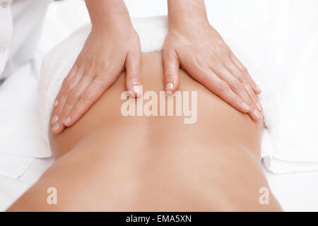 La donna ottiene massaggio alla schiena Foto Stock