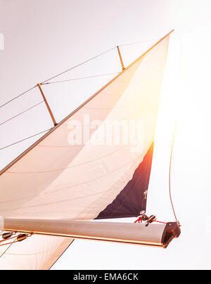 Sail oltre il cielo al tramonto, romantico data nelle calde sere d'estate su imbarcazioni a vela di lusso, interessante avventura marittima, viaggi e turismo Foto Stock