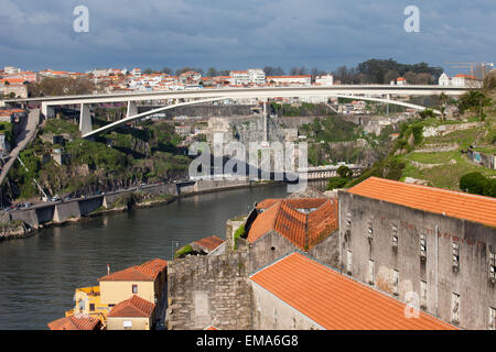 Infante D. Henrique ponte di Porto, Portogallo. Vista da Vila Nova de Gaia. Foto Stock