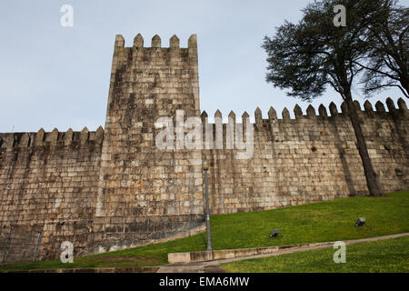 Fernandina parete, città medievale fortificata nel centro storico della città di Oporto in Portogallo. Foto Stock
