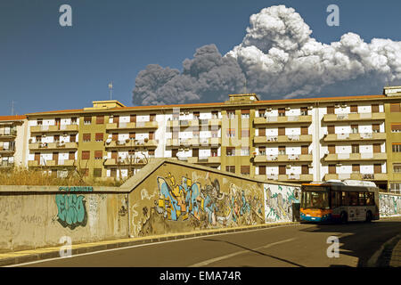 Visualizzare esplosione vulcanica da città Foto Stock