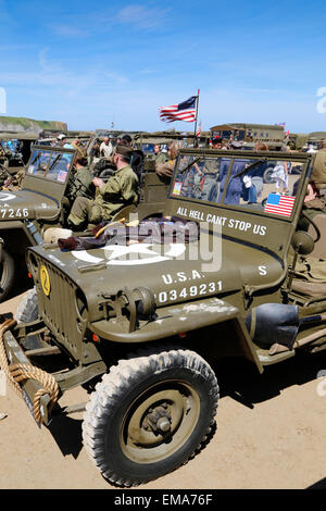 Collezione di vintage WW2 jeep su allied spiagge d giorno celebrazioni e cerimonia, Arromanche Normandia Francia Foto Stock