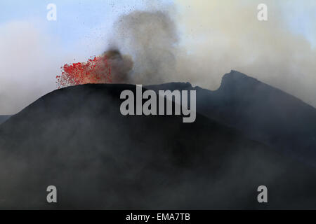 Vulcano Etna eruzione al tramonto nel 2013 Foto Stock