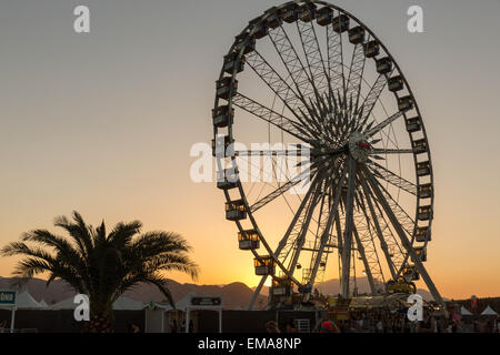 Indio, California, Stati Uniti d'America. Xvii Apr, 2015. Ventole ride la ruota panoramica Ferris al tramonto durante i tre giorni di musica di Coachella e Arts Festival presso Empire Polo Club di Indio, California Credit: Daniel DeSlover/ZUMA filo/Alamy Live News Foto Stock