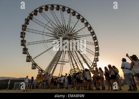 Indio, California, Stati Uniti d'America. Xvii Apr, 2015. Coda di ventole per guidare la ruota panoramica Ferris al tramonto durante i tre giorni di musica di Coachella e Arts Festival presso Empire Polo Club di Indio, California Credit: Daniel DeSlover/ZUMA filo/Alamy Live News Foto Stock