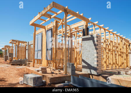 Nuovo case suburbane attualmente in costruzione in fila Foto Stock