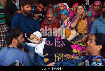 Srinagar, Indiano Kashmir amministrato. 18 Aprile, 2015. La madre di Ahmed Suhail Sofi e altri parenti , piange durante Sofi's il corteo funebre in Narbal circa 15 chilometri (10 miglia) a nord di Srinagar, controllata indiana del Kashmir. Le forze governative hanno sparato su anti-India manifestanti questa mattina e ucciso uno studente adolescente il secondo giorno di scontri violenti nel contestato regione Himalayana, la polizia ha detto. Credito: sofi suhail/Alamy Live News Foto Stock